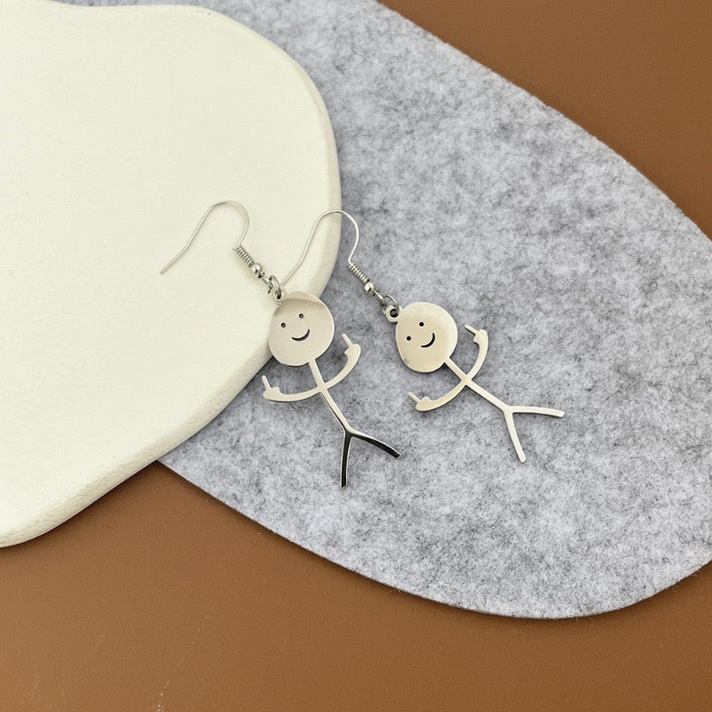 【Earrings】面白い スマイル 人  なかゆび フックピアス