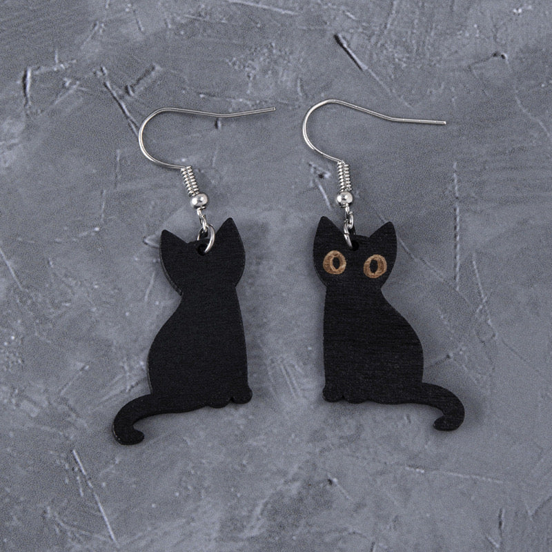 【Earrings】黒猫 スケルトン ネコ 木製 フックピアス