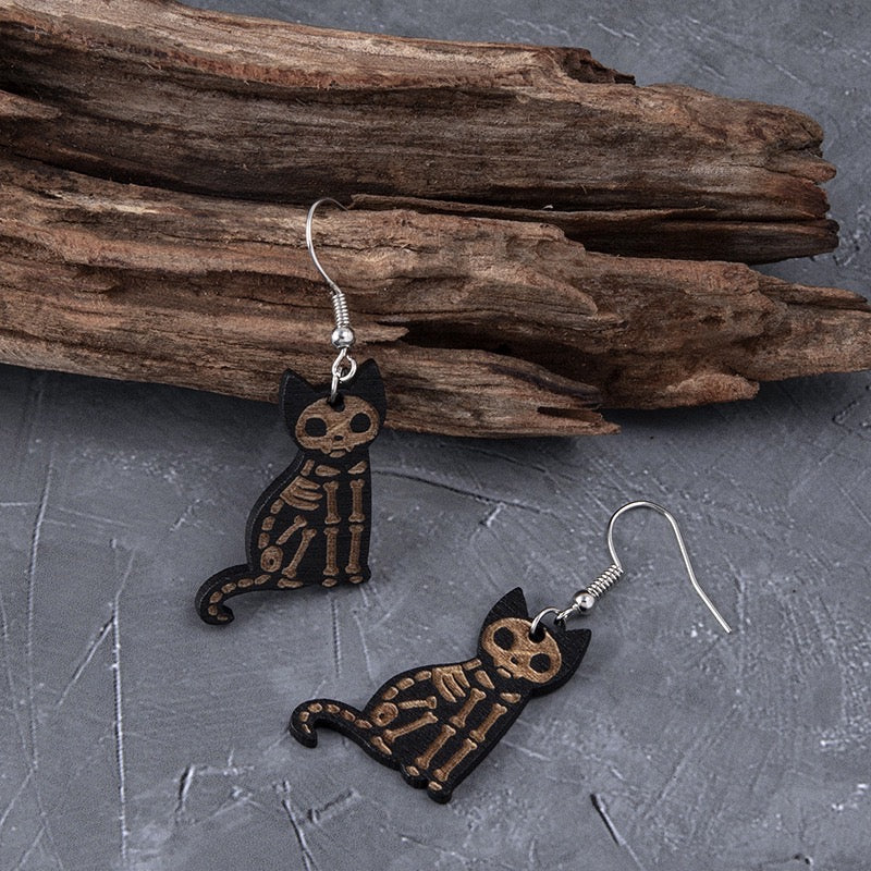 【Earrings】黒猫 スケルトン ネコ 木製 フックピアス